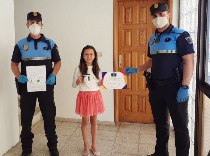 La Policía 👮🏻‍♀️👮🏻‍♂️ de Los Llanos devuelve el gesto y 🎖 'premia' a la niña 👧🏻 de la carta de ánimo