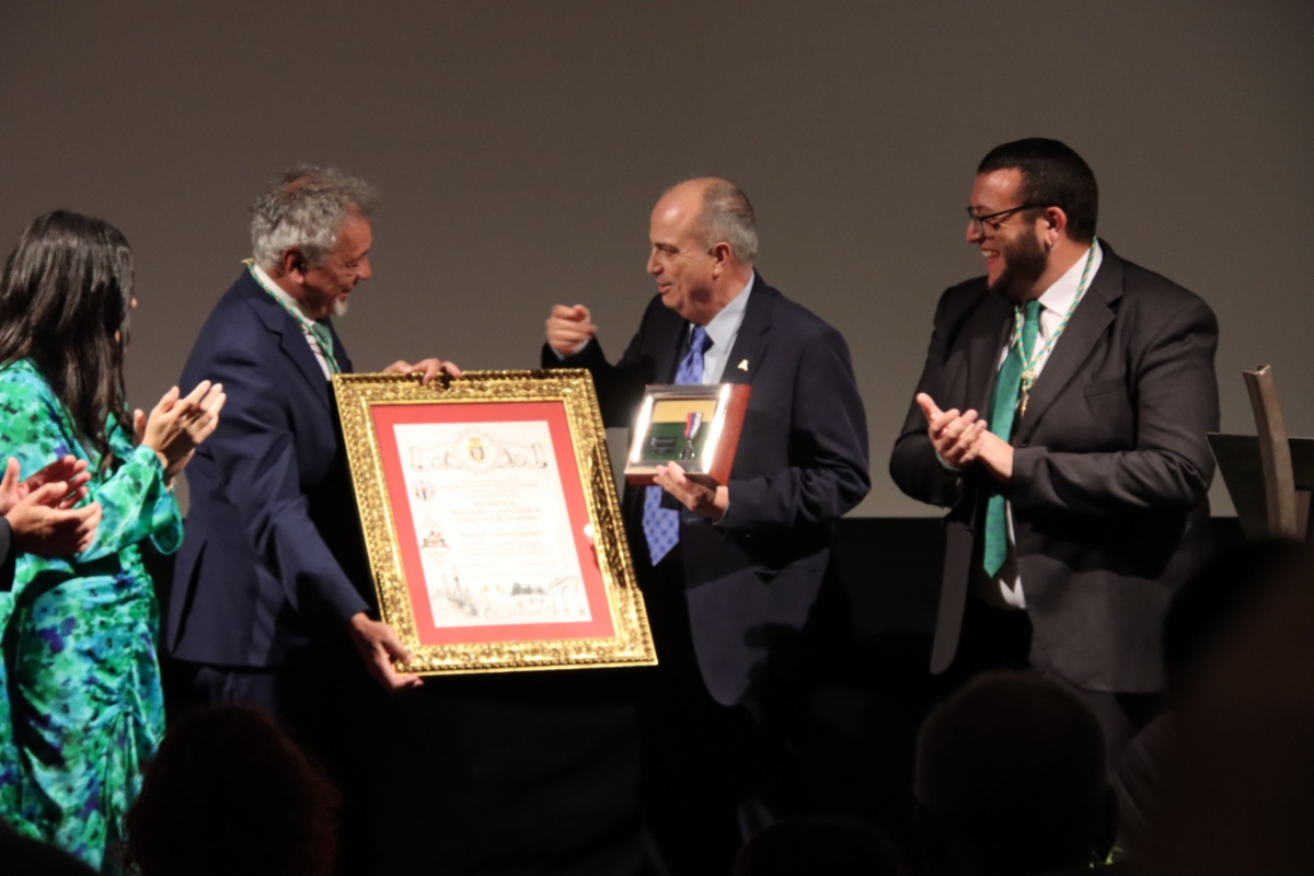 La sociedad 📚La Investigadora recibe la 🏅medalla de la capital