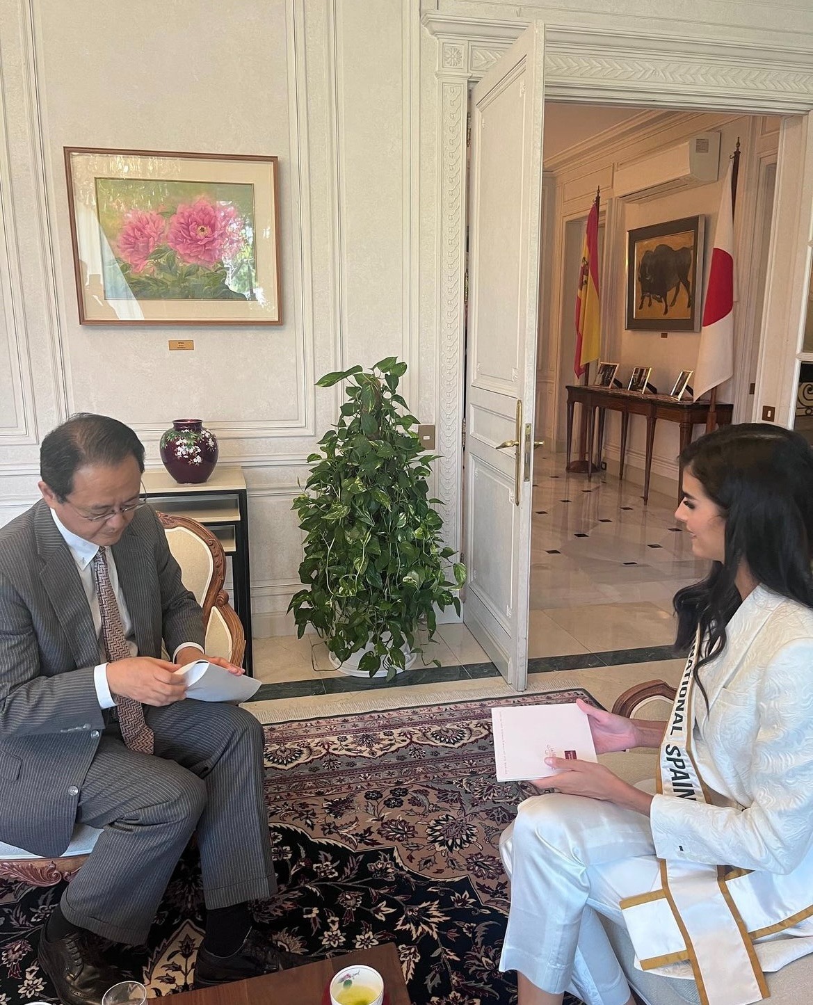 Claudia González, Miss International Spain 2023, lleva la seda 👔 de las Hilanderas de El Paso a la Embajada de Japón en España 👏
